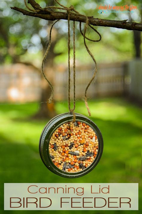 Vacation Crafts, Mason Jar Lids Crafts, Jar Lid Crafts, Mason Jar Lid, Diy Hanging Shelves, Mason Jar Projects, Canning Lids, Diy Bird Feeder, Wine Bottle Diy Crafts