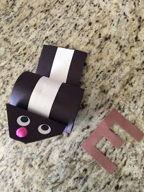 A paper skunk craft and brown E for April Fool's Day. Skunk Craft, Preschool Animals, School Age Crafts, Forest Crafts, April Fool's Day, Montessori Ideas, Easy Art Projects, Paper Roll Crafts, Paper Plate Crafts