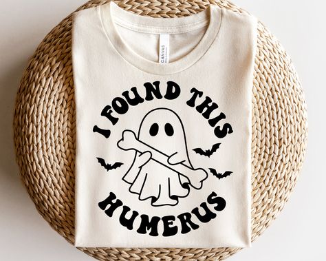 I Found This Humerus Shirt, Htv Halloween Shirts, Cricut Ideas Halloween, Sweater Svg Ideas, Funny Shirts Cricut, Halloween Vinyl Ideas Shirts, I Found This Humerus Svg, Fall Diy Shirts, Cricut Halloween Tshirt Ideas