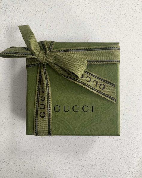 Gucci Gift, Gucci Ring, Brand Colour Schemes, Jewelry Packaging Design, Paper Bag Design, Luxury Packaging Design, Clothing Packaging, Gucci Gifts, Creative Gift Wrapping