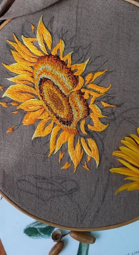 Embroidery Sunflowers, Embroidery Sunflower, Embroidered Sunflowers, Wool Crafts Diy, Sunflower Embroidery, 100 Crochet Stitches, Basic Hand Embroidery Stitches, Costume Sewing Patterns, Sewing Crafts Tutorials