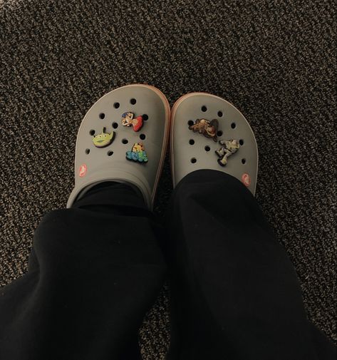 Grey Crocs With Charms, Toy Story Crocs, Crocs Pins Ideas, Becky Core, Croc Ideas, Croc Decorations, Crocs Aesthetic, Crocs With Charms, Charms Crocs