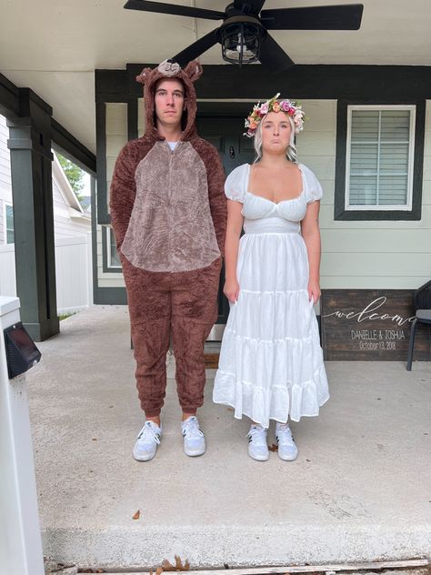 Midsommar Dani May Queen, Mlm Couple Costume, Midsommar Halloween Costume Couple, Barbra And Adam Maitland Costume, Iconic Family Costumes, Sun And Moon Couples Costume, Camp Halloween Costume, Midsommar Couple Costume, Halloween Costumes Midsommar