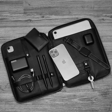 Iphone Wallpaper Iphone, Apple Iphone Accessories, Tech Aesthetic, Backpack Essentials, Desktop Setup, Tech Bag, Apple Technology, Apple Watch Accessories, Black Accessories