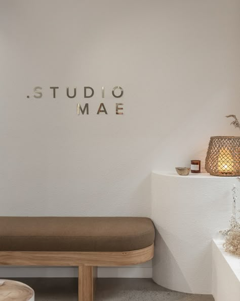 Aestethic Beauty Salon, Boho Style Beauty Salon, Salon Interior Design White, Spa Hair Salon, Dream Hair Salon, Scandinavian Salon Design, Minimalist Salon Decor, Neutral Salon Decor, Boho Spa Room