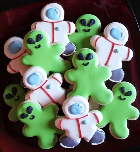 Alien Desserts, Alien Themed Food, Alien Party Food, Alien Cookies, Fluff Frosting, Alien Food, Astronaut And Alien, Marshmallow Fluff Frosting, Alien Birthday Party