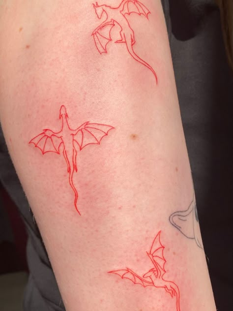 Black Dragon Tattoo, Lotr Tattoo, Red Dragon Tattoo, Karma Tattoo, Dragon Rouge, Getting A Tattoo, Red Ink Tattoos, Indian Tattoo, Red Tattoos