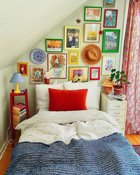 Colorful Vintage Bedroom Ideas, Colorful Cottage Bedroom, 50s Bedroom Aesthetic, Colorful French Country, College Houses, 2000s Home Decor, Colorful Minimalist Bedroom, Colorful Art Deco, Colorful Farmhouse