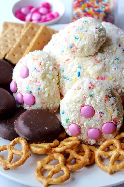 Bunny Butt Cookie Dip with pretzels Easter Dips, Easter Bunny Desserts, Bunny Desserts, Cookie Dip, Dessert Charcuterie Board, Fun Easter Treats, Dessert Dip Recipes, Dessert Charcuterie, Boxed Cake Mixes Recipes