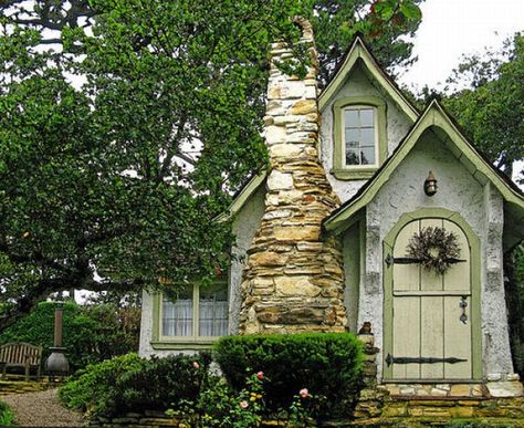 Fairy Tale Cottage House Plans | 46 Unusual House designs Like Fairy Tales - Western Homes Small Coastal Cottage, Tiny Cottages, Unique Shops, Fairytale Houses, Fairy Tale Cottage, Cottages By The Sea, Cute Cottages, Cottage Coastal, Storybook Homes