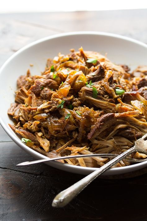 Slow Cooker Maple Pulled Pork (3 ways): 6 ingredients and 15 minutes to get it into the crockpot, then cook on low for 8 hours. And three ways to serve the pulled pork! @sweetpeasaffron Maple Pulled Pork, Dinner Meal Prep, Sunday Meal Prep, Breakfast Dinner, Lunch Meal Prep, Food Prep, Healthy Meal Prep, Bowls Recipe, Freezer Meals