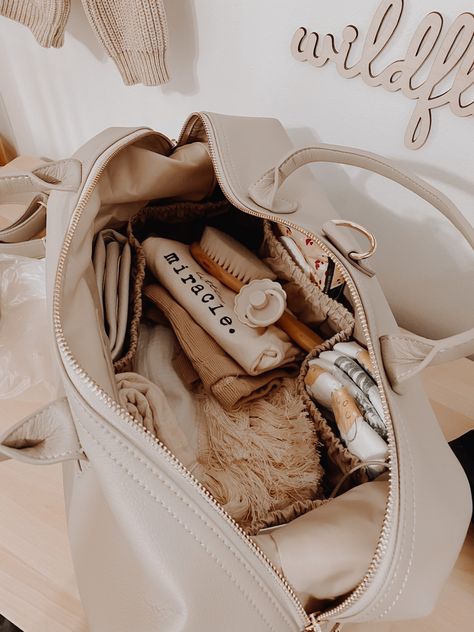 baby diaper bag | mommy bag | mommy purse | mom life | diaper bag essentials #babymusthaves #babyshowerideas What's In My Diaper Bag, Cute Diaper Bags, Diaper Bag Essentials, Mommy Bag, Bag Essentials, Baby Diaper Bags, Baby Diaper, Essential Bag, Wedding Sneaker