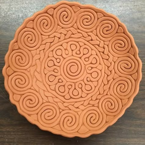 Coiled Pottery, Coil Pot, Coil Pottery, Pottery Lessons, Coil Pots, Beginner Pottery, Earthenware Pottery, Pottery Projects, Sculptures Céramiques