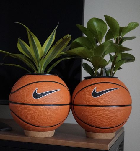 Sports Apartment Decor, Cool Room Accessories Men, Sporty Room Decor, Cool Room Items, Basketball Room Aesthetic, Sporty Room Ideas, Bedroom Ideas Basketball, Athletic Room Ideas, Nike Room Decor