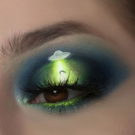 Alien Eyeshadow Looks, Alien Themed Makeup, Alien Aesthetic Makeup, Alien Eyeliner, Alien Inspired Makeup, Space Eye Makeup, Astronaut Makeup, Alien Eye Makeup, Cute Alien Makeup