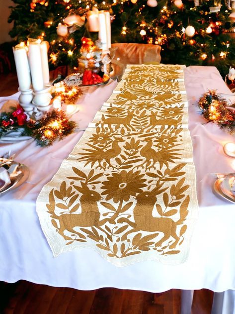 Chic Beach House, Delicate Clothes, Diy Interior Decor, Hippie Homes, Outdoor Light Fixtures, Christmas Table Runner, Gold Fabric, Interior Design Tips, Christmas Table