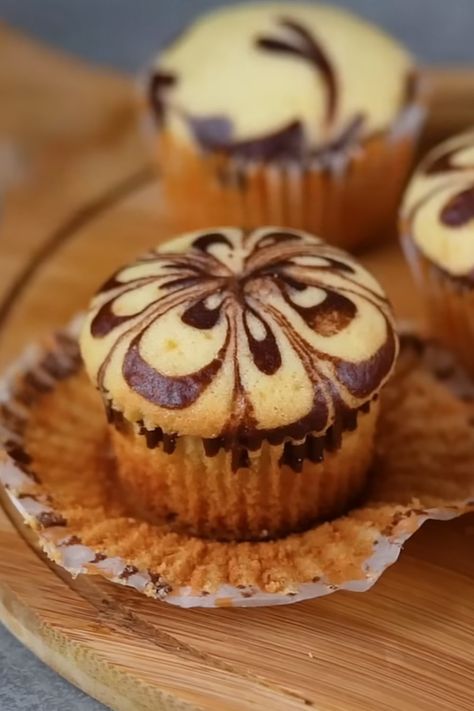 Torn between vanilla and chocolate? Why choose when you can have both? Together, they create a gorgeous marble effect in a marble cupcake. Let’s make it! How To Make Marble Cupcakes, Marble Cupcake Recipe, Marble Cupcakes, Holiday Baking Gifts, Marble Chocolate, Swirl Cupcakes, Deserts Easy, Swirl Cake, Cupcake Tray