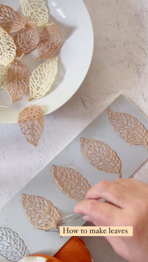 Recipe how to make edible leaves 🍂 Ingredients: 1/4 cup (57 gr) unsalted butter 2 egg whites (60gr) room temperature 1/3 cup (66gr)… | Instagram Tuilles Cookies Decoration, Tuille Cookies, Tuiles Recipe, Desserts Restaurant, Edible Leaves, Chocolate Cake Toppers, Molecular Gastronomy Recipes, Garnish Ideas, Decor Leaves