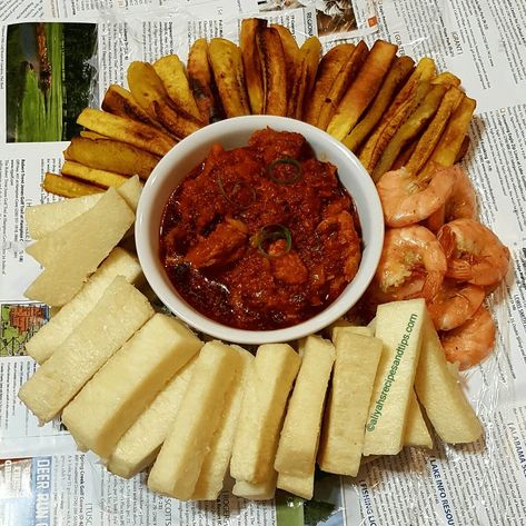 Nigerian Fried Yam and Stew, dundun and ata dindin, Yam, Fried yam - Aliyah's Recipes and Tips Fried Yams Recipe, Pounded Yam And Egusi Soup, Fried Yam Ghana, Nigeria Food Pictures, Ghanian Food, Fried Yam, Nigerian Pounded Yam, Nigerian Culture Aesthetic Food, Nigeria Celebrities