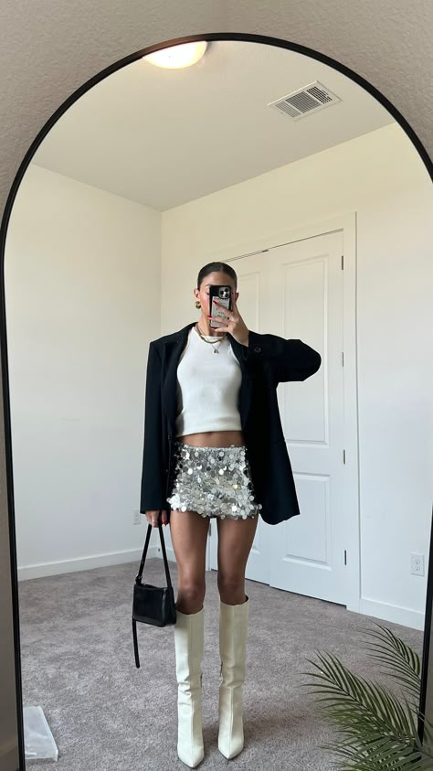 Nye Inspo Outfit, Blazer New Years Outfit, New Year Party Outfit Ideas, Sequence Skirt Outfit, Nye Fit, Winter Outfits Party, Outfit Cumpleaños, Elegantes Party Outfit, Winter Party Outfits