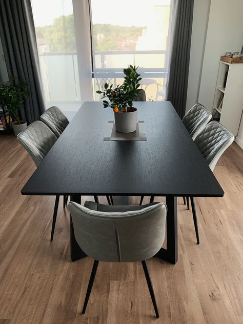 Black Table Grey Chairs, Black Grey Dining Room, Black Dining Table Decor Ideas, Modern Black Dining Table, Best Dining Room Colors, Black Dining Room Table, Dining Table Gray, Feng Shui Colors, Dining Room Simple