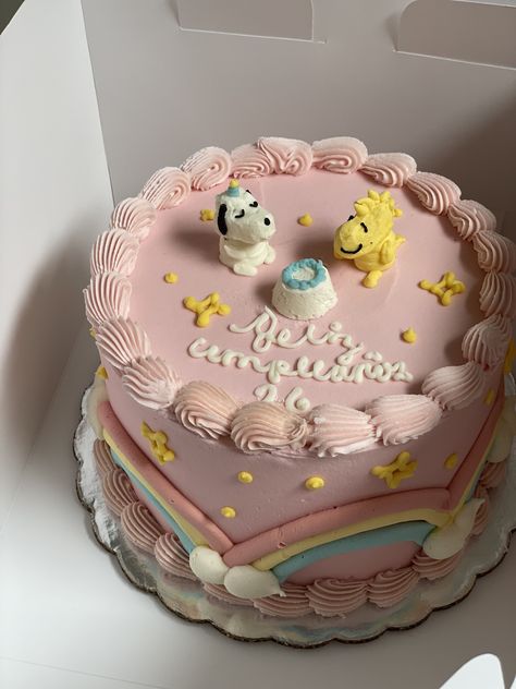 Pastel Bday Cake, Mini Cake Design Ideas, Snoopy Decorations Birthday Parties, Cake Ideas 15th Birthday, Cute Birthday Food, Snoopy Cake Birthdays, Snoopy Cake Ideas, Character Birthday Cakes, Lunchbox Cake Ideas