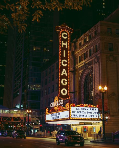 Theatre Entrance, Chicago Wallpaper, Chicago Theatre, Chicago Theater, Theatre Sign, Chicago Pictures, Public Domain Photos, Cheap Airfare, Led Signage