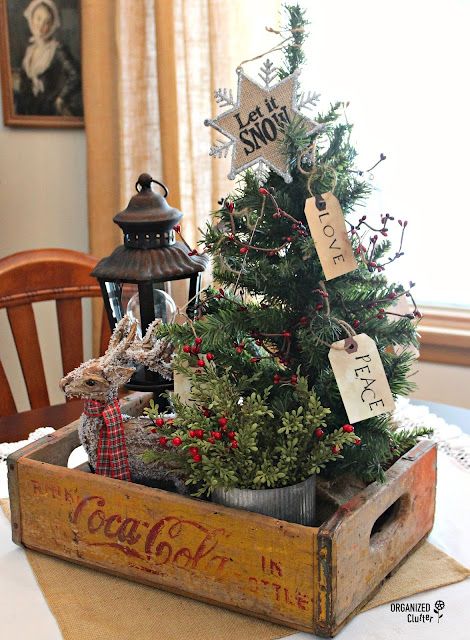 Creative Container Vignette Ideas Natal Country, Glam Christmas, Christmas Tours, Country Christmas Decorations, Christmas Decorations Rustic, Farmhouse Christmas Decor, Primitive Christmas, Christmas Centerpieces, Country Christmas