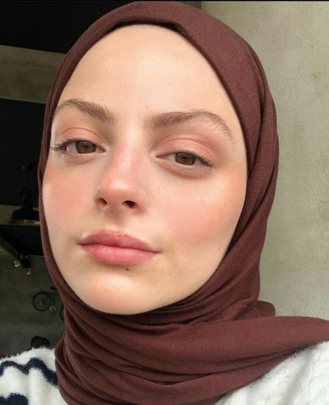 Models Without Makeup, Hijab Beauty, Day Makeup Looks, Classic Makeup, Clear Glowing Skin, Arabian Women, Slimmer Face, Stylish Hijab, Hijab Style Casual