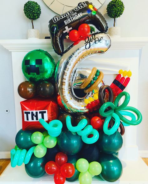 Minecraft Birthday Balloons, Minecraft Balloon Bouquet, Minecraft Balloon Ideas, Minecraft Balloons, Minecraft Birthday Decorations, Balloon Bouquet Delivery, Balloon Bouquet Diy, Minecraft Theme, Simple Birthday Decorations