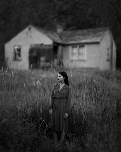 sandy phimester Ilford Hp5, Large Format Photography, Black And White Photo Wall, Photo Class, Environmental Portraits, Minimal Photography, Portrait Photography Women, Big Photo, Black And White Film