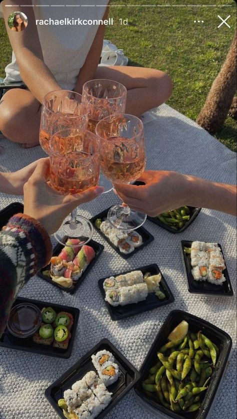 Story Sushi, Sushi Picnic, Sushi Night, Picnic Inspiration, Picnic Birthday, Sleepover Ideas, Picnic Date, Birthday Planning, Picnic Time