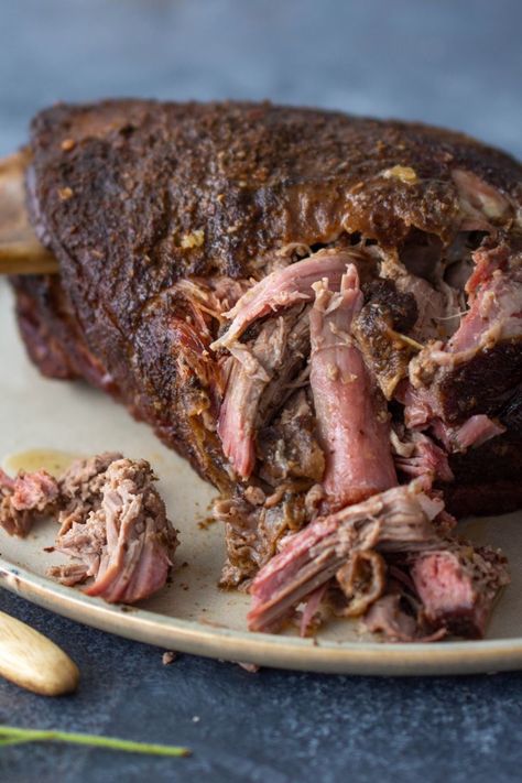 Smoked Lamb Shoulder, Pulled Lamb, Lamb Shoulder Roast, Smoked Lamb, Gluten Free Chilli, Red Meat Recipes, Weber Bbq, Lamb Shoulder, Grilled Lamb