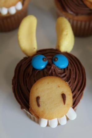 Donkey Cupcakes Cool Cupcake Ideas Creative, Donkey Themed Snacks, Donkey Cake Ideas, Animal Cupcake Ideas, Donkey Cupcakes, Cupcake Cake Animals, Creative Cupcakes Ideas, Cupcake Topper Ideas, Zoo Cupcakes Easy