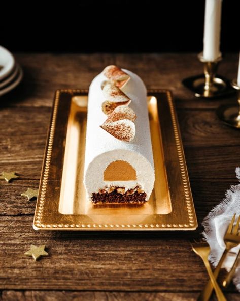 Bûche de Noël mousse vanille chocolat blanc, caramel, pécans | Lilie Bakery Yule Log Recipe, Desserts With Biscuits, Log Cake, Cake Table Decorations, Caramel Brownies, Pecan Nuts, Caramel Pecan, Crunchy Pecans, Cake Roll