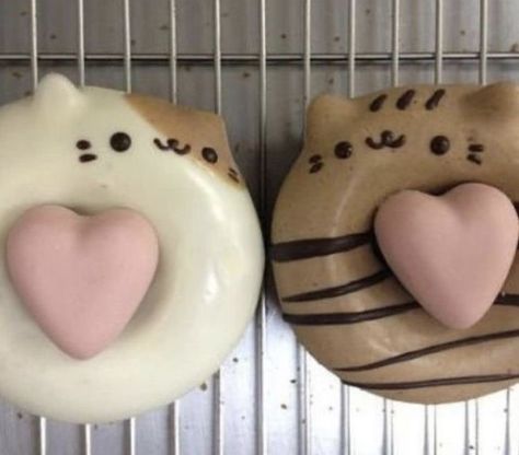 Pastel Cupcakes, Kawaii Dessert, Cute Donuts, Kawaii Cooking, Cute Baking, Cute Snacks, Mini Donuts, Cat Cafe, Kawaii Food