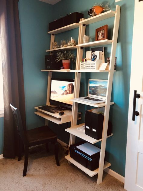 Diy Ladder Bookshelf, Diy Reclaimed Wood Wall, Tool Crafts, Leaning Desk, Cottage Bedroom Decor, Diy Standing Desk, Diy Wooden Wall, Leaning Shelf, Leaning Bookcase