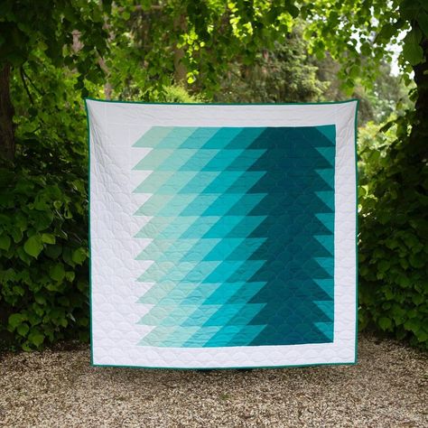 Lou Orth: Modern Quilts on Instagram: “Ripple quilt pattern is out today and I’m so excited to share this Kona solids version. 💙🌊🧜‍♀️⁣ ⁣ Ripple is available now at just £6! ⁣ ⁣…” Monochromatic Quilt, Quilting Designs Patterns, Quilt Sewing Patterns, Geometric Quilt, Picture Quilts, Triangle Quilt, Modern Quilt Patterns, Fabric Inspiration, Diy Quilt