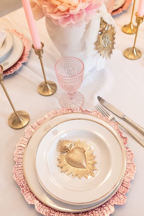 Grandmillenial Valentines Decor, Elegant Valentines Day Tablescape, Valentine Table Scapes, Valentines Place Setting, Elegant Valentines Table Decor, Valentine’s Day Tablescape, Modern Valentines Decor, Classy Valentines Decor, Galentines Tablescape