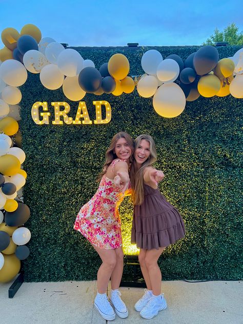 graduation party | photo wall | poses | friends Graduation Party Photo Wall, Grad Picture Backdrop, Grad Photo Board, Graduation Party Background, Grad Photo Backdrop Ideas, Graduation Picture Wall, Picture Wall Graduation Party, Grad Party Pictures, Photo Wall Grad Party