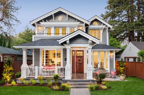 Browse our best summer porch ideas including outdoor decor, plants, fixtures, and furnishings. Porch Trellis, Summer Front Porch Ideas, Traditional Porch, Luxury Homes Exterior, Summer Front Porches, Siding Colors, Summer Porch, Casa Vintage, House Siding