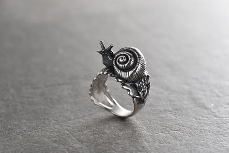 Snail silver ring jewelry Add a touch of charm and sparkle to your look with an our snail ring! Thoughtfully designed with a beautiful artistic snail detail, this stunning piece of jewelry is perfect for any occasion. Slip it on your finger and get ready to be the center of attention! Its bold and delicate design is perfect for men and women alike, making it a timeless piece of jewelry you'll always love. Experience the beauty of nature with this one-of-a-kind snail silver ring! ∙ M A I N ∙ I N Animal Ring, Indie Jewelry, Animal Rings, Dope Jewelry, Leaf Jewelry, Leaf Ring, Funky Jewelry, Dream Jewelry, Jewelry Inspo