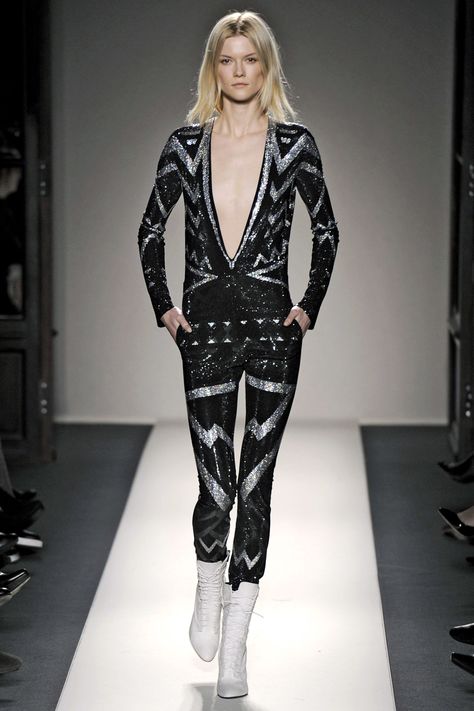 16 David Bowie-Inspired Runway Looks - ELLE.com David Bowie Fashion, Glam Rock Style, Fashion Museum, Paul Gaultier Spring, Kansai Yamamoto, Black And White Jacket, 3d Fashion, Ziggy Stardust, Character Inspo