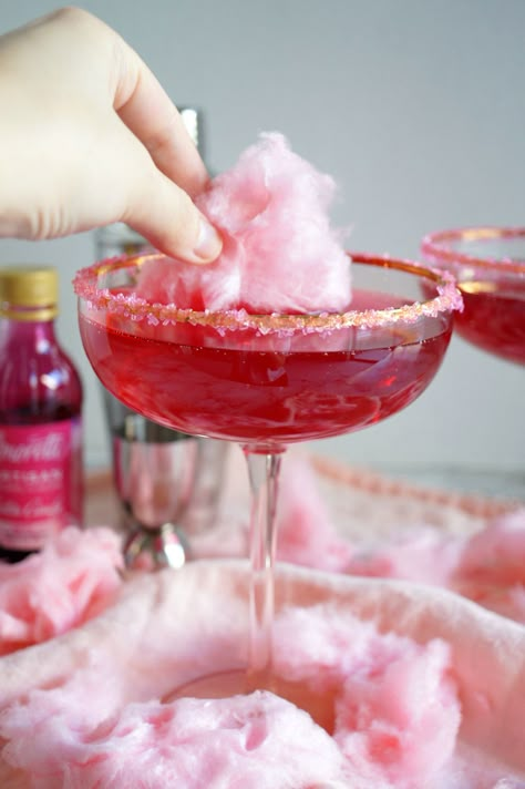 cotton candy sparkler cocktail | The Baking Fairy #ad #amoretti Circus Drinks, Alcohol Drinks Recipes, Candy Alcohol, Candy Alcohol Drinks, Cotton Candy Vodka, Cotton Candy Drinks, Cotton Candy Cocktail, Fairy Food, Cocktail Decoration