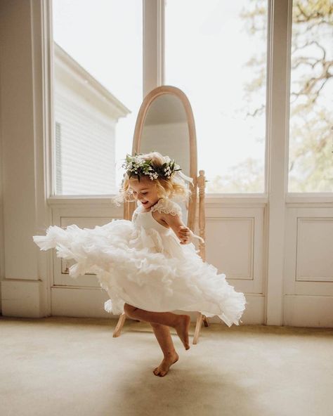 Baby Breath Flower Crown, Wedding Portrait Poses, Wedding Picture Poses, Wedding Photos Poses, Wedding Photography Poses, Morning Wedding, Wedding Photo Inspiration, Wedding Shots, Wedding Pics