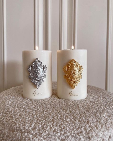 Anaïs Candle® on Instagram: “How gorgeous are these Royal Style Pillar Candles? 🕯 Featuring hand-painted gold & sliver royal emblems made from 100% beeswax. Designed by…” Royal Candles, Royal Emblem, Candle Scents Recipes, Pearl Candle, Candle Pattern, Cement Candle, Candles Photography, Royal Aesthetic, Handcrafted Candles