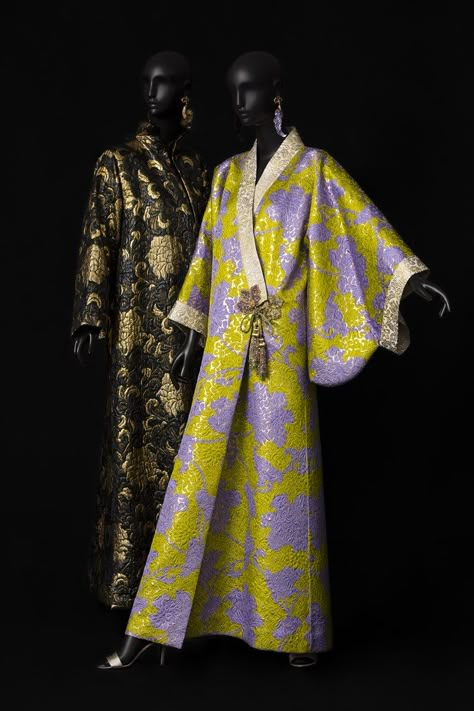 This spring, the exhibition in the Musée Yves Saint Laurent in Paris will be transported to the Côte d'Azur, in the Musée des Arts asiatiques in Nice. In April of 1963, a young Yves Saint Laurent discovered his love for Japan, and it was in Kyoto specifically that he encountered courtesans who sported traditional Japanese dress. The delicacy of the lace, the exoticism of the print and the appeal of the uniquely structured cut was enough for Saint Laurent to fall in love with the art of ... Yves Saint Laurent Paris, Mode Kimono, Parisian Women, Japanese Dress, Silk Dress Long, Saint Laurent Paris, Chinese Clothing, Japanese Outfits, Moda Vintage