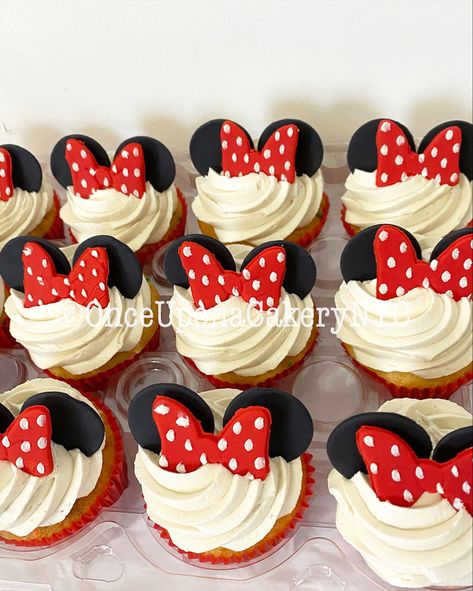 Minnie Mouse Cupcakes Red, Red Mickey Mouse Cake, Disney Birthday Cupcakes, Mickey And Minnie Cupcakes, Disney Themed Cupcakes, Red Minnie Mouse Cake, Minnie Mouse Cupcake Cake, Cupcakes Minnie Mouse, Minnie Mouse Cupcake