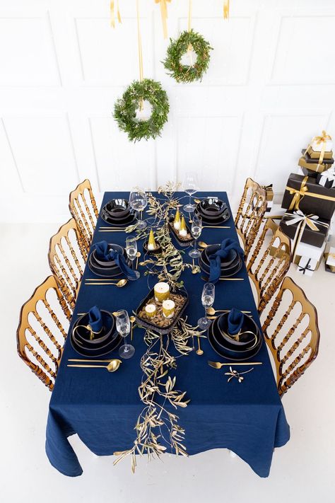 Minimalist Ceramics, Soy Pillar Candles, Christmas Tables, Gold Glitter Christmas, Service Ideas, Christmas Table Setting, Navy Christmas, Blue Christmas Decor, Christmas Dining Table