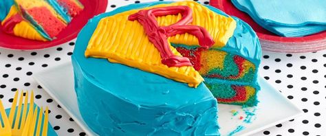 This easy and colorful superhero layer cake will be a hit at any birthday party. Betty Crocker Cake, Pirate Cake, Layer Cake Recipes, Lego Cake, Superhero Cake, Cake Easy, Minecraft Cake, Caramel Cake, Cake Cover